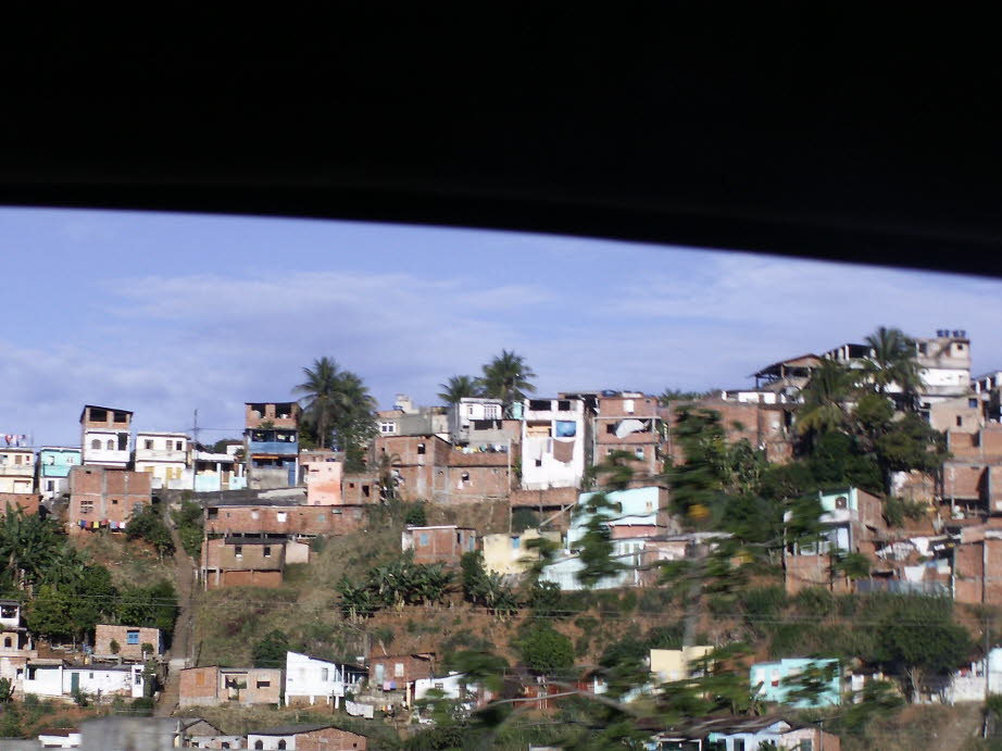 Favelas in Salvador da Bahia: April 2021: Mehr als 40 Millionen Brasilianer haben nicht genug zu essen und der Hungerindex hat laut einem aktuellen Bericht seinen höchsten Stand seit 2004 erreicht. Die Arbeitslosigkeit liegt bei über 14%. Die überwiegende