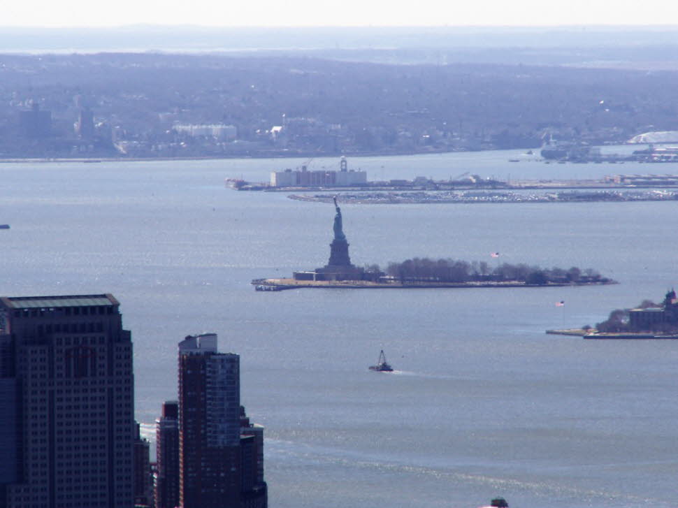 Die Freiheitsstatue (englisch Statue of Liberty, offiziell Liberty Enlightening the World, auch Lady Liberty; französisch La Liberté éclairant le monde) ist eine von Frédéric-Auguste Bartholdi geschaffene neoklassizistische Kolossalstatue bei New York. Si