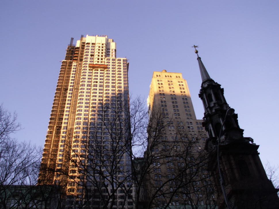 Die größte im neugotischen Stil erbaute Kathedrale in den Vereinigten Staaten ist die St. Patrick’s Cathedral. Sie befindet sich an der Fifth Avenue in Manhattan, zwischen der 50. und der 51. Straße, direkt gegenüber dem Rockefeller Center. Die Kathedrale