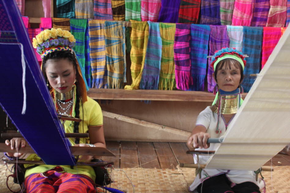 Padaung-Frauen am Inlesee : Die Padaung  sind ein Bergvolk im Südosten Myanmars, Vietnam das den Karen zugerechnet wird. Viele Padaung-Frauen pflegen eine ungewöhnliche Tradition: Sie tragen von Kindheit an einen schweren Halsschmuck, der die Schultern de