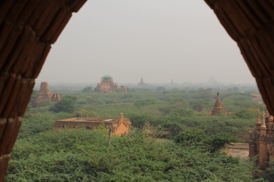 Pagoden in  Bagan: Bagan , „Stadt Zerbrecher der Feinde“, und Tambadipa, „Kupferland“ oder Tassadessa, „Ausgedörrtes Land“) ist eine historische Königsstadt in Myanmar mit über zweitausend erhaltenen Sakralgebäuden aus Ziegelstein. Der von Tempeln bestand