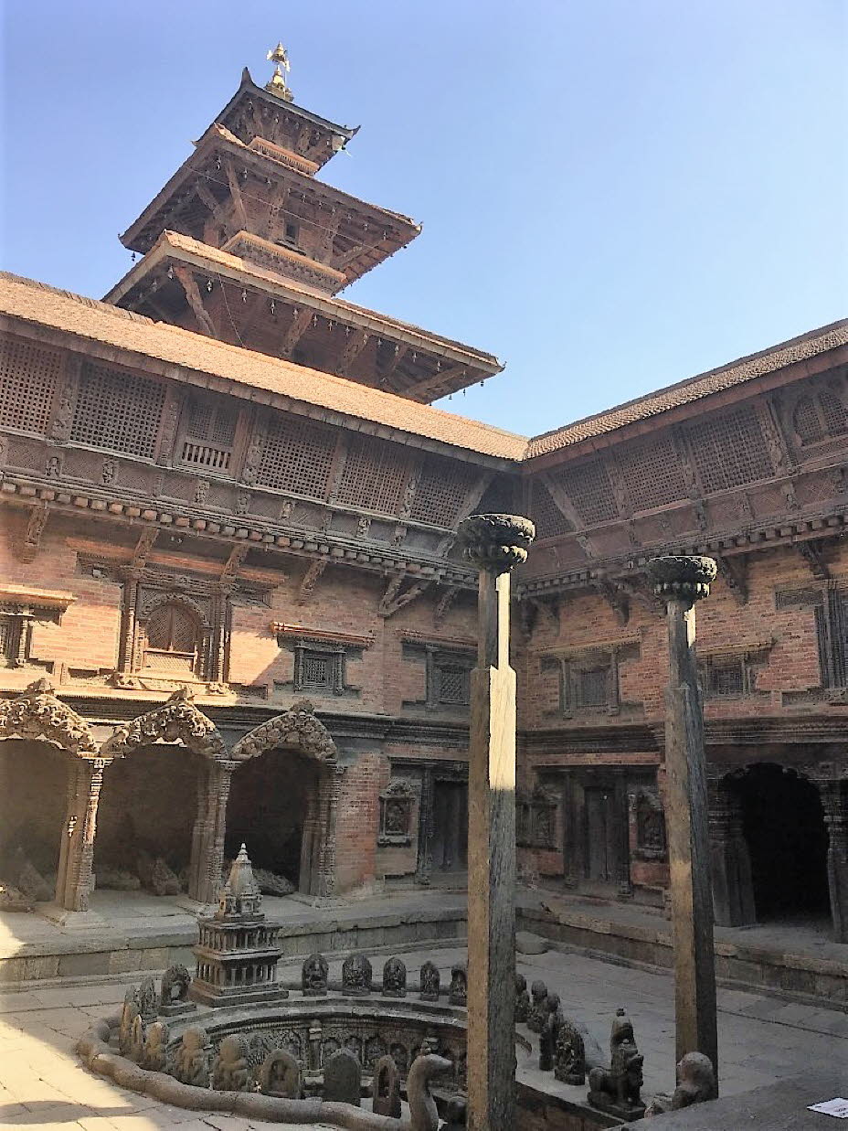 Der Palast hat eine Reihe von miteinander verbundenen Innenhöfen hinter den Fenstern, überhängenden Traufen und zarten Holzgittern. Das nördliche Tor wurde mit goldenen Toranas eingraviert, die Parvati, Shiva, Ganesha und Kumar zeigen. Über dem Tor befind
