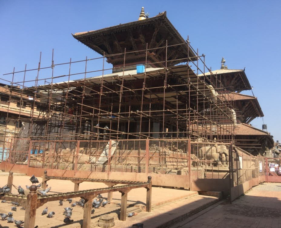 Der Patan Durbar Square befindet sich im Zentrum der Stadt Lalitpur in Nepal. Es ist einer der drei Durbar-Plätze im Kathmandu-Tal, die alle zum UNESCO-Weltkulturerbe gehören. Eine seiner Attraktionen ist der alte königliche Palast, in dem die Malla-König
