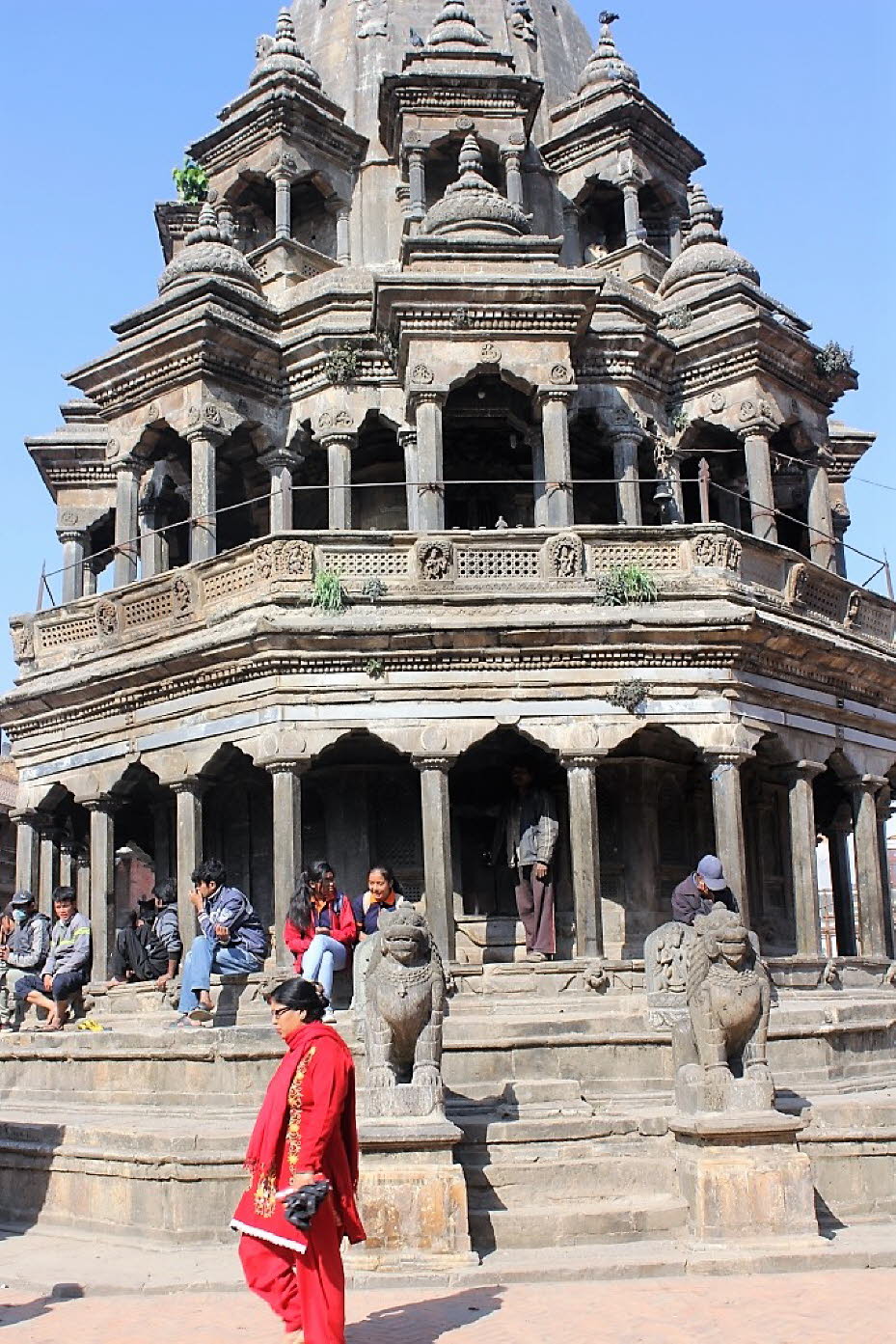 Der Krishna-Tempel auf der Westseite von Patans Durbar-Platz wurde 1637 fertiggestellt. Die Legende besagt, dass er von einem Traum inspiriert wurde. Eines Nachts träumte König Siddhi Narasingh Malla (reg. 1620-61) davon, dass die Götter Krishna und Radha