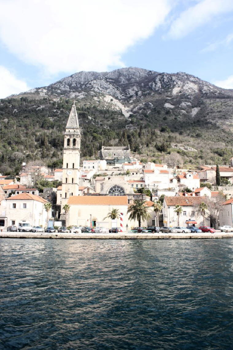 Perast ist ein winziges, idyllisches Dorf an der atemberaubenden Bucht von Kotor (Boka Bay) in Montenegro. Trotz einer Bevölkerung von nur 247 Einwohnern machen Perasts reiche Geschichte, antike Architektur, atemberaubende Ausblicke und romantische Restau