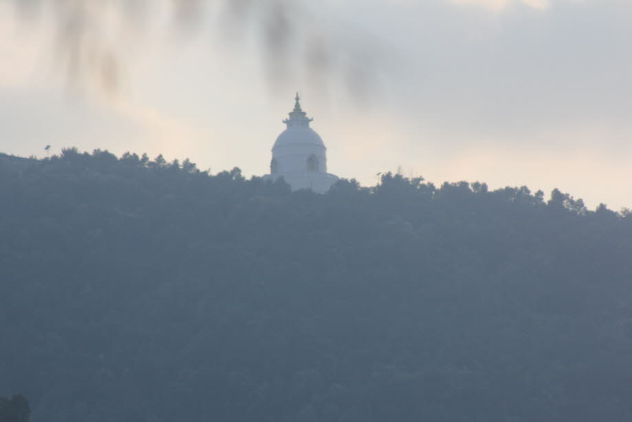 Peace-Pagode am Phewa-See: Die World Peace Pagoda (Bis Wo Shanti Stupa) thront hoch oben auf einem schmalen Bergrücken, ca. 1113m über dem Phewa Tal. Die Wanderung zur Stupa ist ein schöner Tagesausflug von Pokhara aus. Bei gutem Wetter bietet sich ein wu