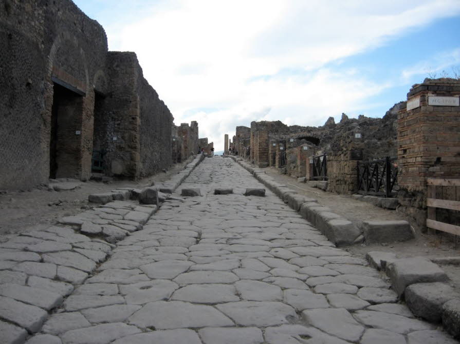 Pompeji: Pompeji war eine antike Stadt in Kampanien am Golf von Neapel, die wie Herculaneum, Stabiae und Oplontis beim Ausbruch des Vesuvs im Jahr 79 n. Chr. untergegangen ist.