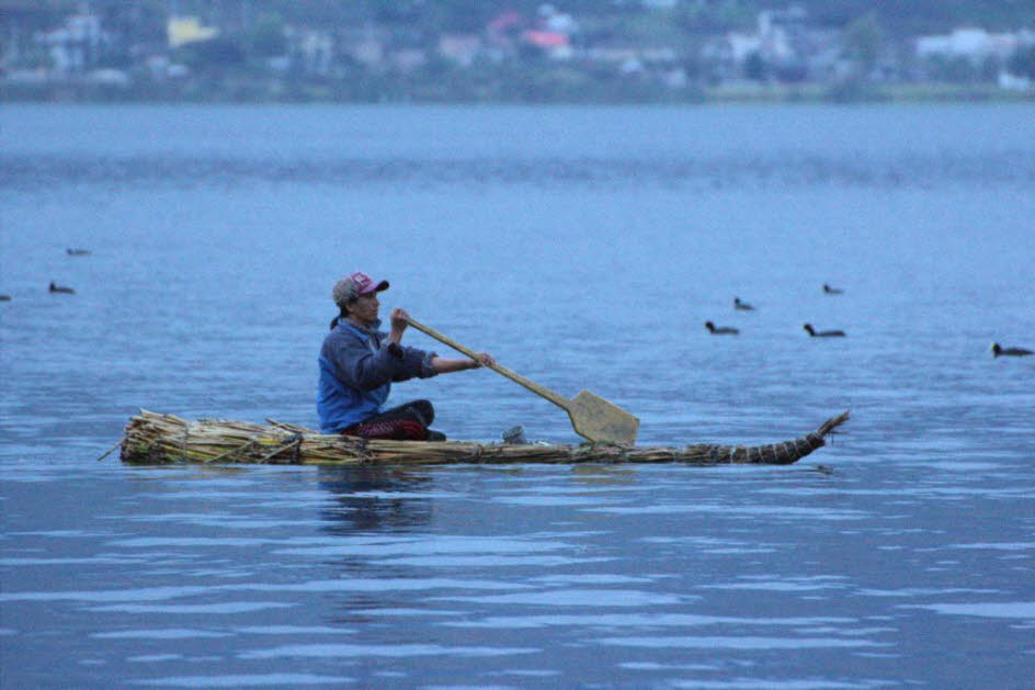 Puerto Lago: Fischer in einem traditionellen Boot aus Bambus 
