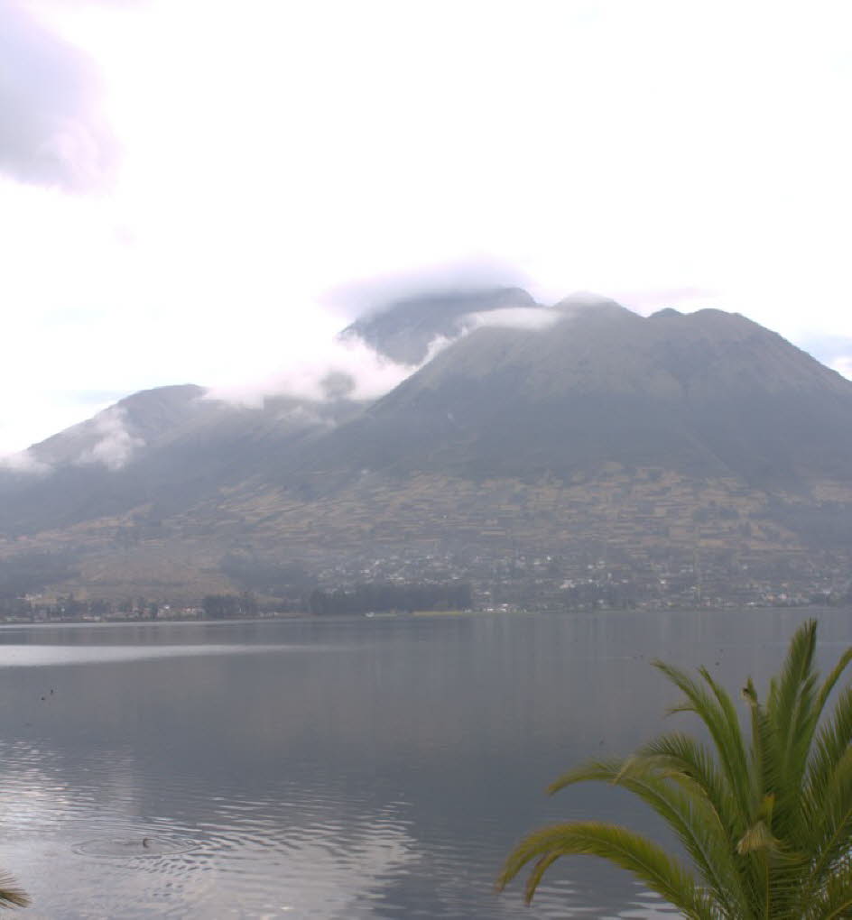 Puerto Lago: Puertolago liegt 90 km nördlich der Stadt Quito und 5 Minuten von Otavalo, in der Provinz Imbabura am Ufer des Sees San Pablo. Dort weiden Lamas, man schaut auf den majestätischen Imbabura Vulkan, der sich Wasser des Sees spiegelt.