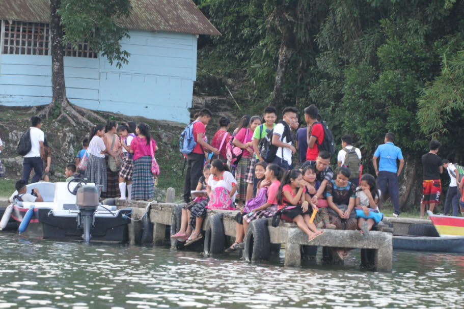 Casa Guatemala, örtliches Waisenhaus und Schule. Schülerinnen und Schüler und Bewohner.