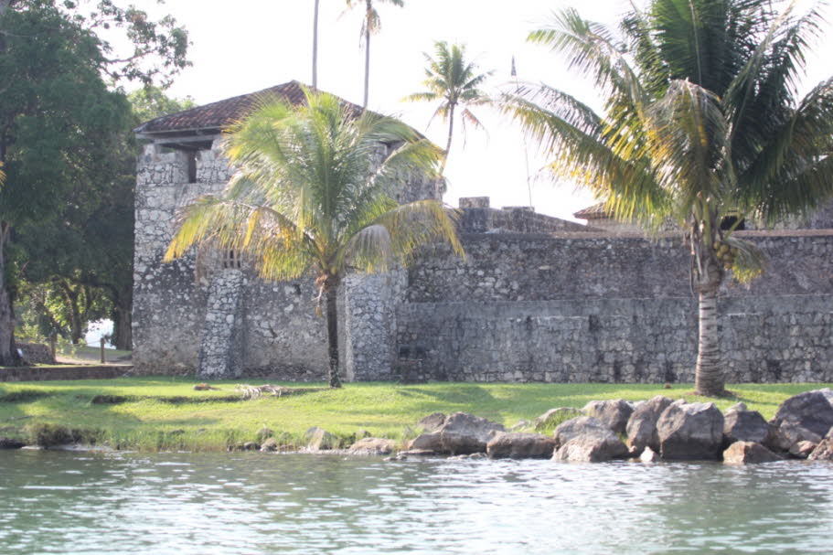 Castillo de San Felipe de Lara - Das Castillo de San Felipe befindet sich auf einer Landzunge am Ausgang des Izabal-Sees bzw. am Beginn des für Segelschiffe früherer Zeiten schiffbaren Río Dulce in einer Höhe von ca. 2 m ü. d. M.