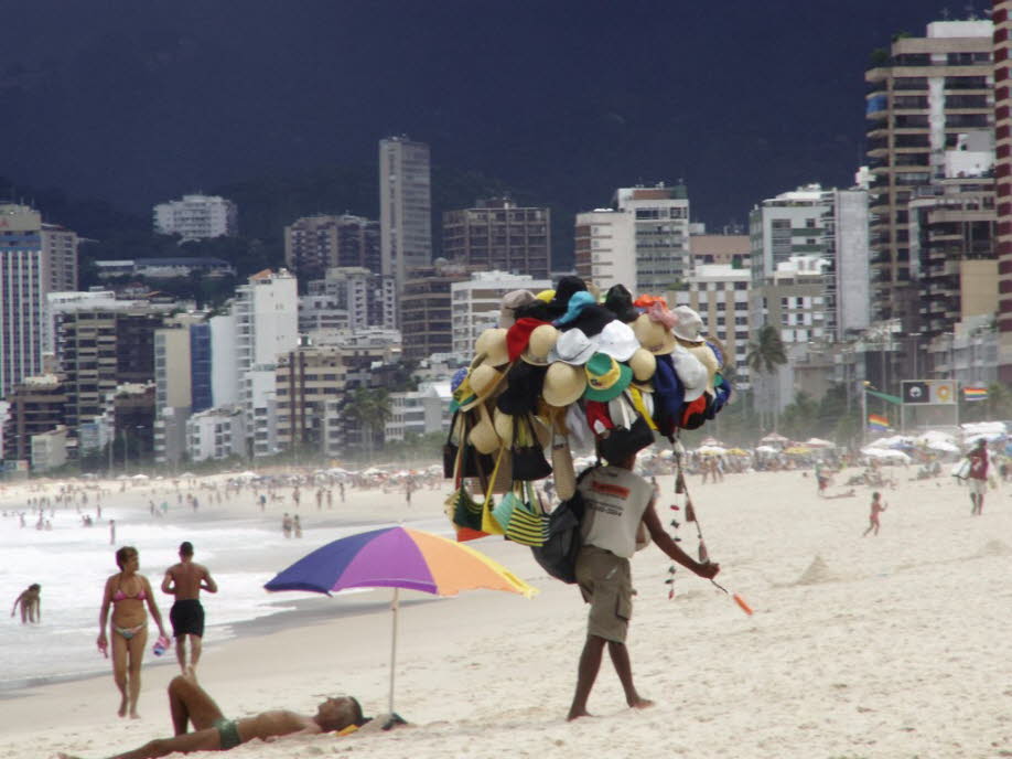 Rio Strand von Ipanema: Der Strand von Ipanema grenzt an einem Ende an den Strand Arpoador und am anderen Ende an den Strand Leblon. Dieser Strand gilt als eines der wichtigsten Aktivitätszentren der Stadt Rio. Als einer der teuersten Orte zum Leben ist d