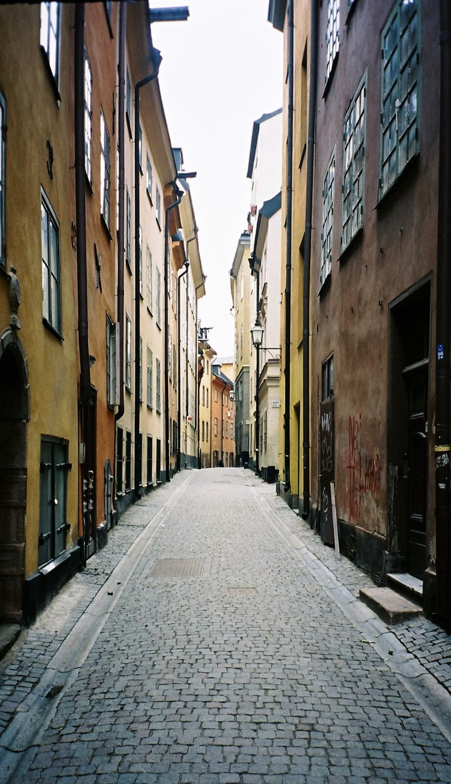 Gamla Stan, die Altstadt, ist einer der größten und am besten erhaltenen mittelalterlichen Stadtkerne Europas und eine der wichtigsten Sehenswürdigkeiten Stockholms. Hier wurde Stockholm 1252 gegründet. Ganz Gamla Stan und die angrenzende Insel Riddarholm