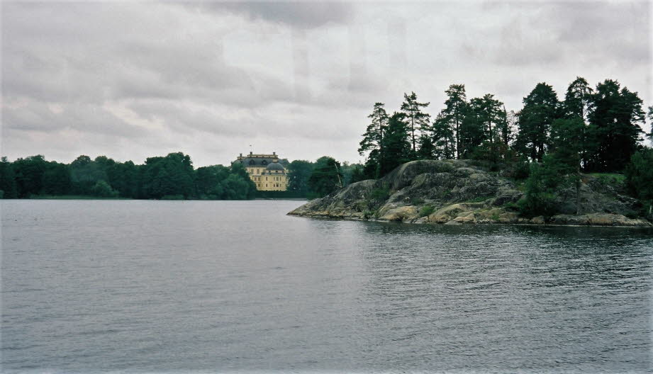 Die Oberwache von Schloss Drottningholm ist für die Bewachung des Schlosses genauso verantwortlich wie die Oberwache von Schloss Stockholm. Die Wachmannschaft besteht aus etwa 25 Mann. Das Relief der Hochgarde auf Drottningholm findet normalerweise gleich