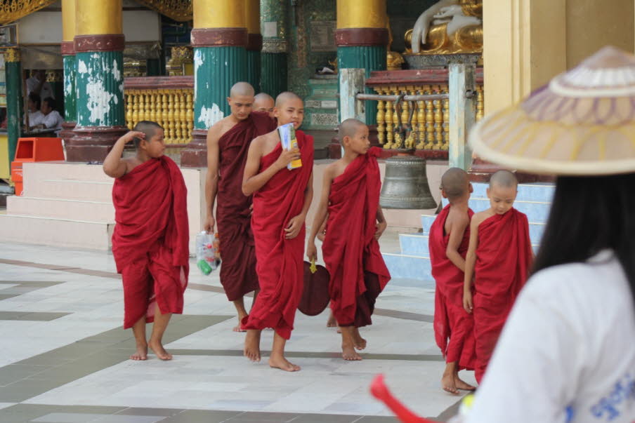 Mönche am Shwedagon Paya Yangon : Der Shwedagon, auch Shwedagon-Paya  ist der wichtigste Sakralbau und das religiöse Zentrum Myanmars in Yangon. Er gilt als Wahrzeichen des ganzen Landes und ist einer der berühmtesten Stupas der Welt. Erbaut auf dem stark