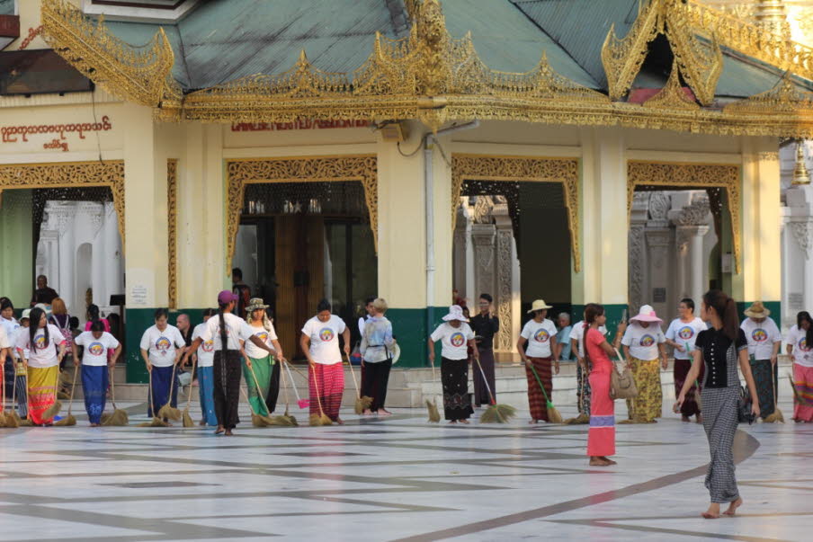 Shwedagon Paya Yangon :  Gegen Abend wandeln sich die frommen Pilger in Putzkolonnen