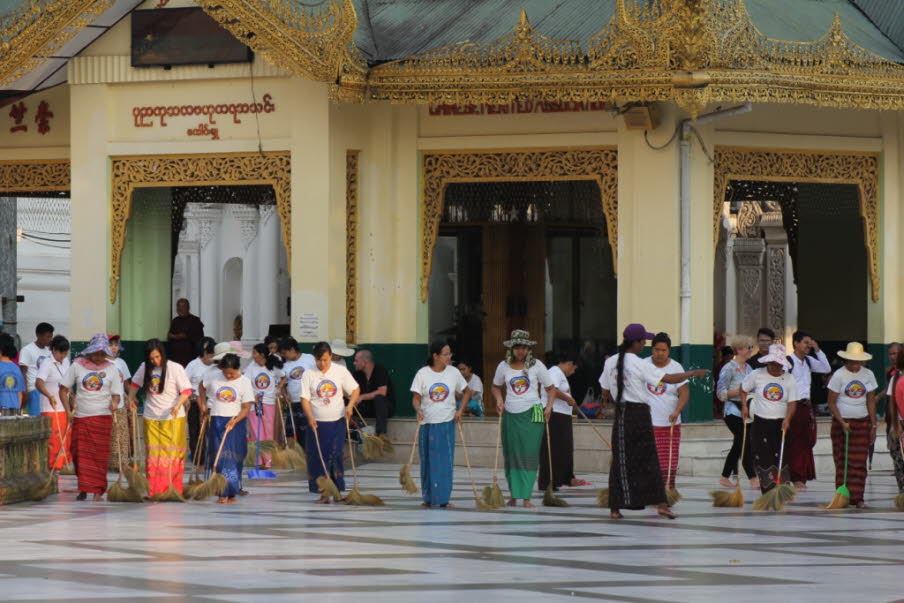 Shwedagon Paya Yangon  Gegen Abend wandeln sich die frommen Pilger in Putzkolonnen