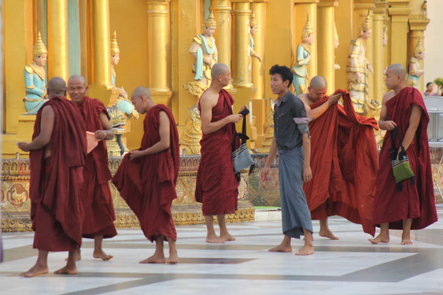 Shwedagon Paya Yangon : Vier überdachte Eingänge (mouk) führen über lange Treppenfluchten zur Shwedagon-Pagode hinauf. Der östliche und der südliche Eingang (der Haupteingang) führen an langen Reihen von Händlern vorbei, die Bücher, Glücksbringer, Buddha-