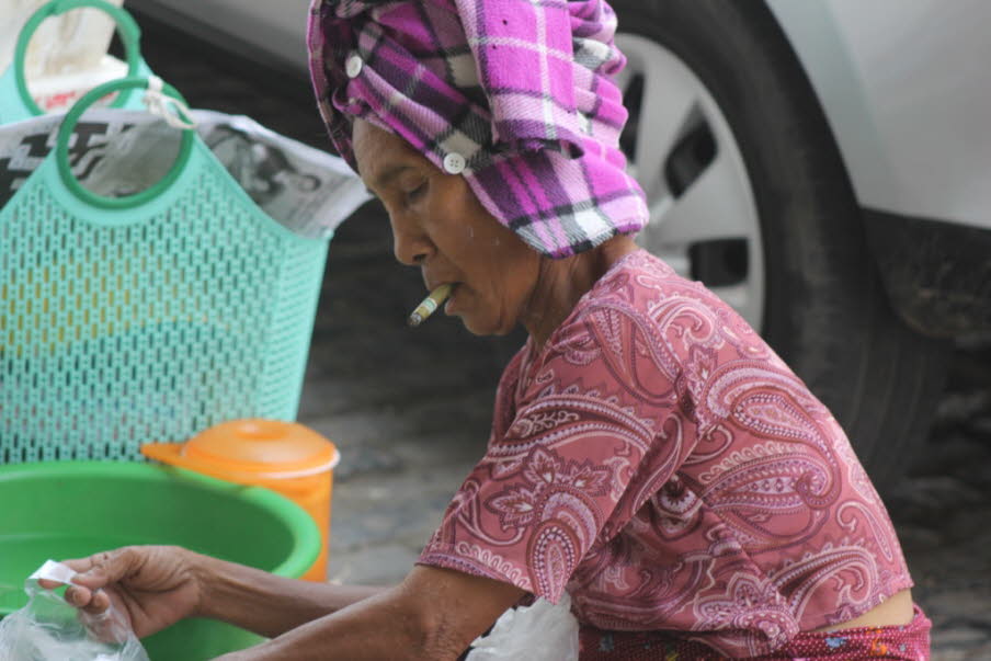Cheroots, die typischen Zigarren aus Myanmar, schmecken auch Frauen