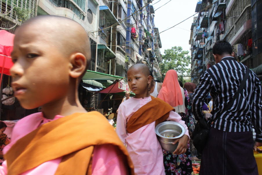 Straßenszenen in  Yangon:  Kaum ein anderes Land ist so von Religion durchdrungen wie Myanmar. 87 Prozent der Bevölkerung sind Buddhisten, darunter fast eine halbe Million Mönche und mehr als zweihunderttausend Nonnen. 