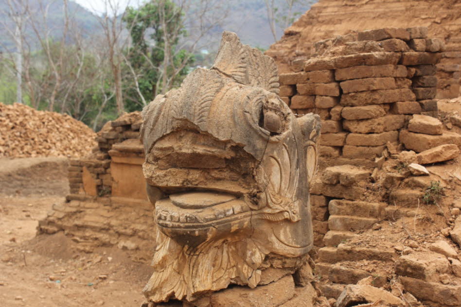 Stupas des Pagodenfelds der Shwe Inn Thein-Pagode - eine dämonische Figur 