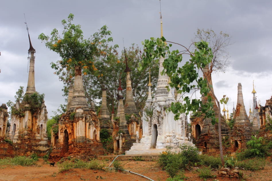 Stupas des Pagodenfelds der Shwe Inn Thein-Pagode 