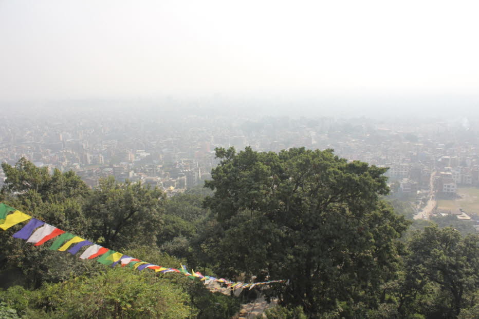 Swayambhunath ist ein auf einem Hügel erbauter Tempelkomplex im Westen von Kathmandu. 2015 schädigte ein Erdbeben die Tempelanlage schwer. Zwar blieb der zentrale Stupa stehen, aber viele der ihn umgebenden Gebäude stürzten ein.