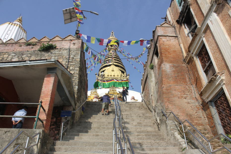 Tempelkomplex von Swayambhunath:  Am Ende der steilen Treppen steht man vor dem großen vergoldeten Vajra, dem Donnerkeil, der von König Pratapa Malla im 17. Jahrhundert gestiftet wurde. Allerdings müssen die meisten Besucher erst einmal kräftig durchschna