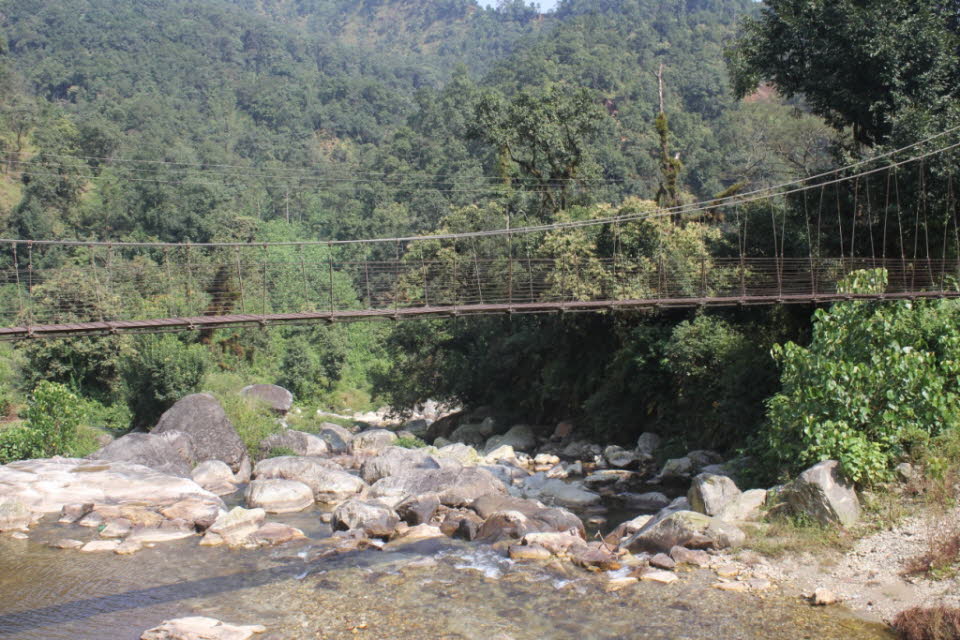 Trekking von Kande nach Panchaase Bhaniyang: Eines der erfolgreichsten Beispiele der Schweizer Entwicklungszusammenarbeit sind die Hängebrücken in Nepal. Während früher Schweizer Ingenieure den Bau begleiteten, werden die Hängebrücken heute von der Zentra