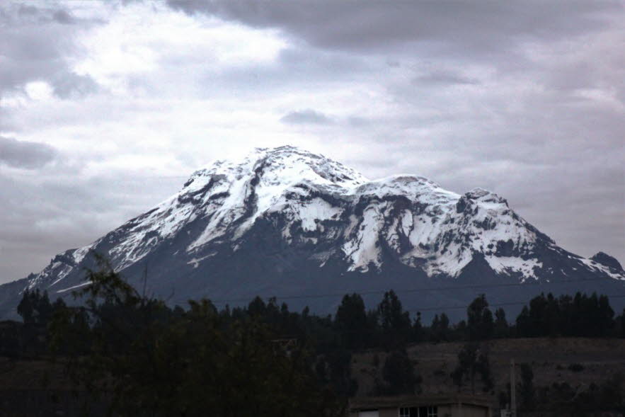 Der 6.310 Meter hohe Chimborazo ist nicht nur der höchste Vulkan Ecuadors, sondern aufgrund der Abflachung der Erde an den Polkappen auch der vom Erdmittelpunkt am weitesten entfernte Punkt der Welt ist. Nimmt man den Erdmittelpunkt als Bezugspunkt, so so