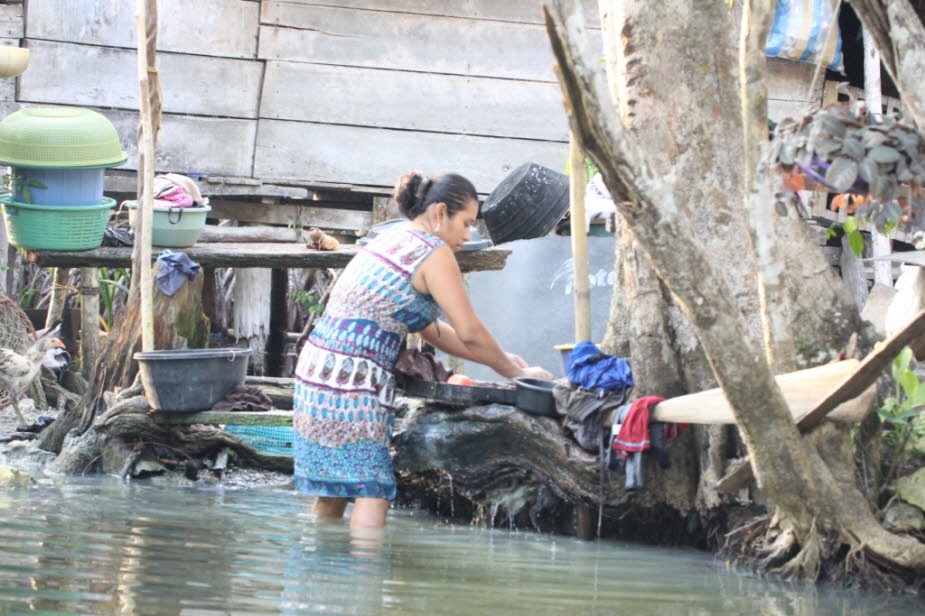 Weibliche Identität I auf Tabacco Caye Belize: Waschtag