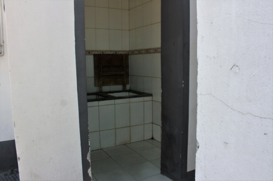 Gemeinschaftstoiletten - Die Gebäude, die die Gassen und Gassen säumen, werden "siheyuan" genannt. Das Wort bedeutet: "vier miteinander verbundene Höfe". Es handelt sich um alte Gebäude, die auf vier Seiten um einen Innenhof angeordnet sind, und die Gebäu