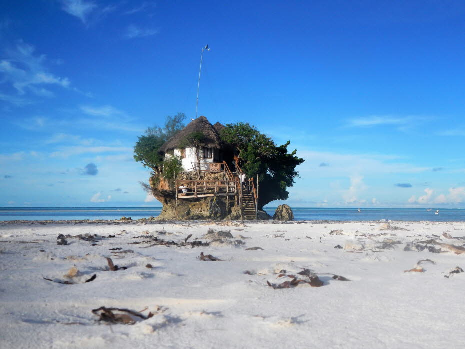 Zanzibar Ostküste Restaurant The Rock: Das "The Rock Restaurant" befindet sich südöstlich auf der Halbinsel Michamwi Pingwe. Von Stone Town aus sind es ca. 1 std. und von der Nordspitze der Insel ca. 1 std. 30 min. Fahrt. Erreichbar unter dieser Nummer: +