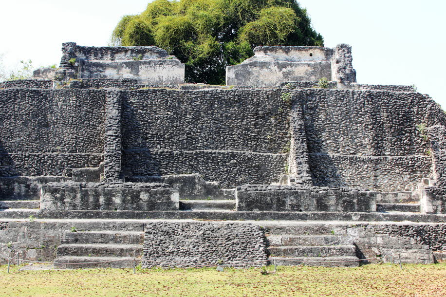 Xunantunich:  Xunantunich (Maya-Aussprache: [Unan-tunit]) ist eine archäologische Stätte der Antiken Maya im Westen, etwa 110 km westlich von Belize City, im Distrikt Cayo. Xunantunich liegt auf einem Bergrücken oberhalb des Flusses Mopan, in Sichtweite d