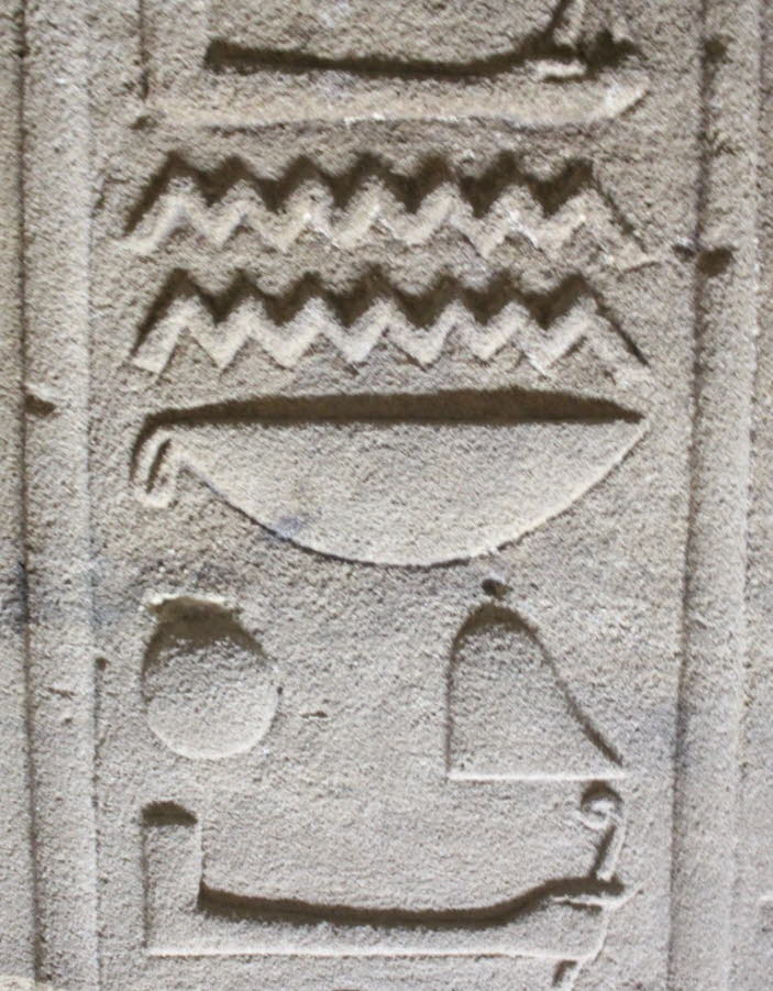 gut erhaltenes Flachrelief im Isis-Tempel (1)