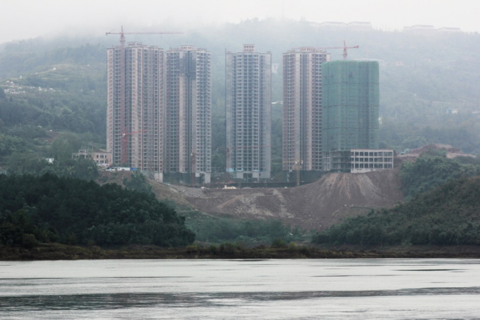 Chongqing: Viele Elemente der modernen Stadtplanungspolitik hatten verheerende Folgen für die Bevölkerung und schufen mehr Probleme, als sie lösten. Fast alle historischen Häuser der auf steilen Hügeln erbauten und von ebensolchen umgebenen Bergstadt – wi
