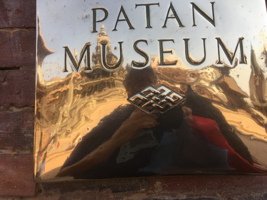Patanmuseum: Das Patan Museum befindet sich in einem Innenhof im nördlichsten Gebäudekomplex der Region Durbar. Die malerischste Kulisse des Palastes, die durch Frömmigkeit und Stolz an einem so kleinen Ort geschaffen wurde, ist den Menschen heute als Kes