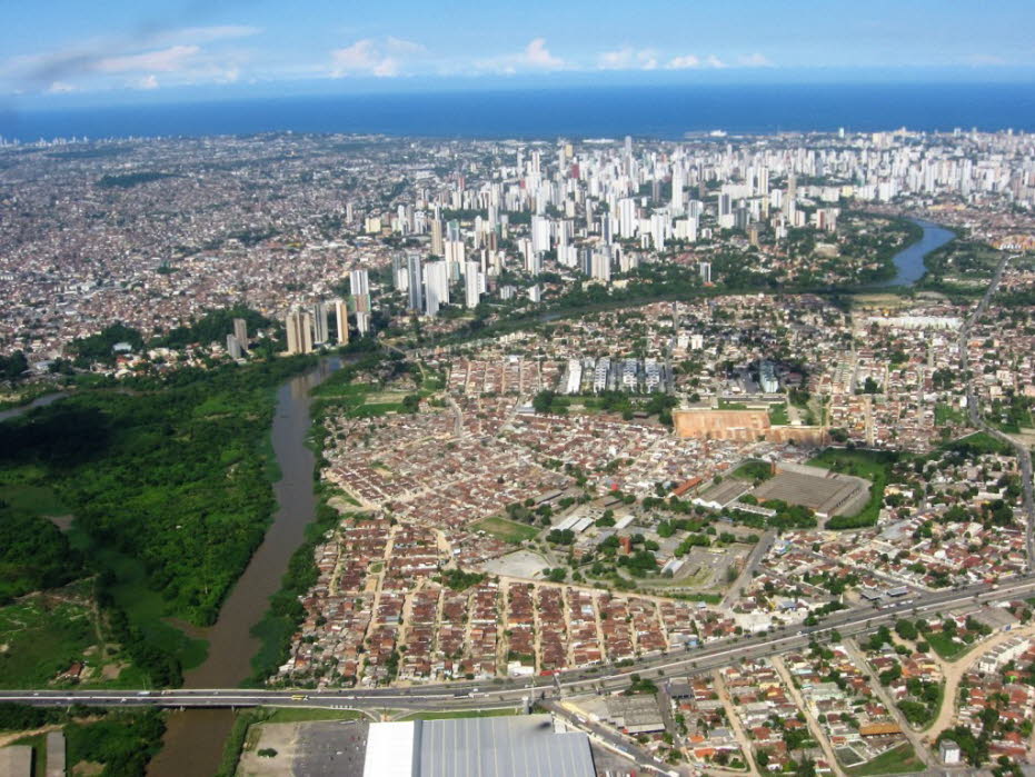 Anflug auf Recife Recife ist die Hauptstadt des Bundesstaates Pernambuco im Nordosten Brasiliens. Sie ist eine Hafenstadt am Atlantischen Ozean mit über 1,5 Millionen Einwohnern.