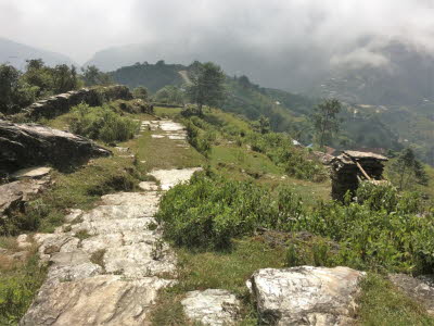 Der Panchase-Hügel liegt 2500 m über dem Meeresspiegel und in südwestlicher Richtung von der Stadt Pokhara entfernt. Sie können die atemberaubenden 360 Grad der großen Himalaya-Gipfel wie Machhapuchhre (Fischschwanzberg), Dhaulagiri, Annapurna, Lamjung, M